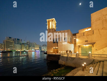 Nuovo Al Seef distretto culturale, costruito con architettura tradizionale e il design , dal Creek waterside in Dubai Emirati Arabi Uniti Foto Stock