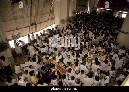 Stock broker all'interno di nuove Bombay Stock Exchange, Mumbai Bombay, Maharashtra, India Foto Stock