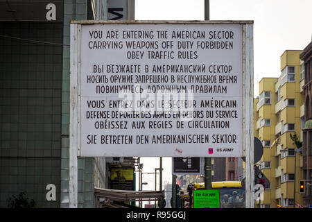 Berlino, 23 maggio 2014: segno storico Eastern-Berlin avvertimento che stanno entrando nel settore americano presso l'ex Checkpoint Charlie border crossing in Foto Stock