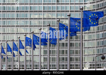 Fila di bandiere dell'UE di fronte all'Unione europea edificio della Commissione a Bruxelles Foto Stock