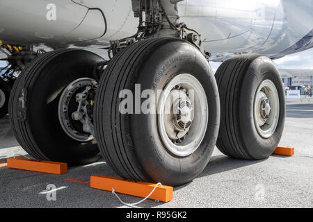 Parigi, Francia - 23 JUN 2017: principale di atterraggio su un Airbus A380 piano passeggero. Foto Stock