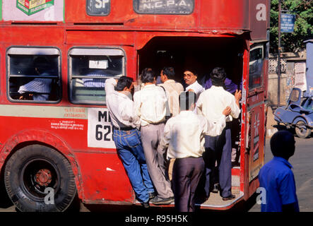 Affollata best Red Bus, Bombay, Mumbai, Maharashtra, India Foto Stock