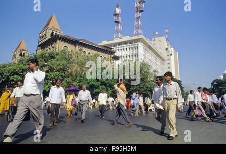 Le persone che attraversano le strade, Flora Fontana, Mumbai, Maharashtra, India Foto Stock