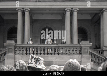 Sydney Australia, 13 marzo 1977: Queen Elizabeth risolve la folla ad un ricevimento civico svoltasi a Sydney Town Hall. La regina era accompagnato dal principe Filippo e visitato Sydney come parte del loro Giubileo d'argento world tour. Frequentando anche è stato il Sindaco di Sydney, Assessore porta Leo e sua moglie Edith. Credito foto Stephen Dwyer (Età 17) Foto Stock