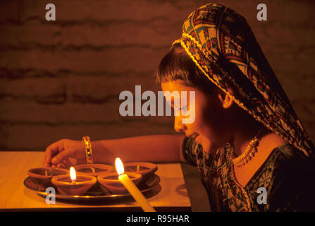 Ragazza di illuminazione Lampade a olio Deepawali Diwali Festival delle Luci Bombay Mumbai India Maharashtra Foto Stock