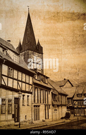 Strada con case con travi di legno e la torre 'Schreckensturm' nella città vecchia di Quedlinburg in look rétro Foto Stock