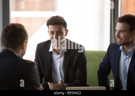 Positivo medio orientali imprenditore di etnia prendere break parlando Foto Stock