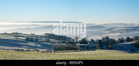 Powys, Regno Unito, d'inverno. Sulla collina di Stonewall nel paese di confine tra Inghilterra e Galles. Vista di fieno distanti Bluff e la montagna nera Foto Stock