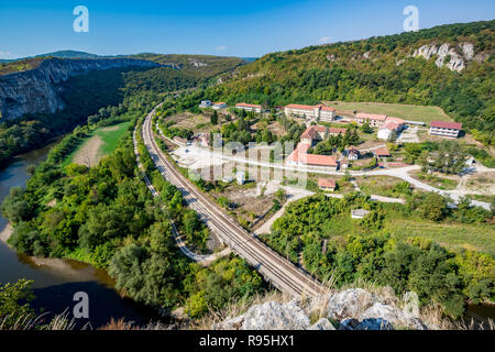 Vuoto lungo ferrovia presso l'ospedale psichiatrico vicino Karlukovo, nel nord della Bulgaria nella soleggiata giornata autunnale, paesaggio dall'alto sopra con Iskar fiume su Foto Stock