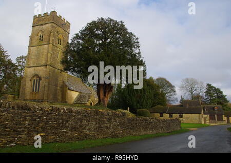 La Chiesa di San Giorgio. Hampnet. La Macmillan modo. A lunga distanza trail. Gloucestershire. Cotswolds. In Inghilterra. Regno Unito Foto Stock