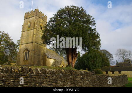 La Chiesa di San Giorgio. Hampnet. La Macmillan modo. A lunga distanza trail. Gloucestershire. Cotswolds. In Inghilterra. Regno Unito Foto Stock