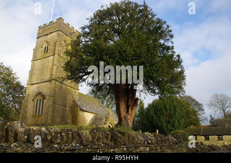 La Chiesa di San Giorgio. Hampnet. La Macmillan modo. A lunga distanza trail. Gloucestershire. Cotswolds. In Inghilterra. Regno Unito Foto Stock