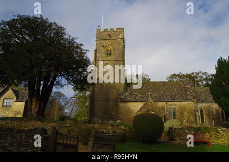 La Chiesa di San Giorgio. Hampnet. La Macmillan modo. A lunga distanza trail. Gloucestershire. Cotswolds. In Inghilterra. Regno Unito Foto Stock