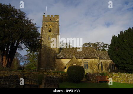 La Chiesa di San Giorgio. Hampnet. La Macmillan modo. A lunga distanza trail. Gloucestershire. Cotswolds. In Inghilterra. Regno Unito Foto Stock