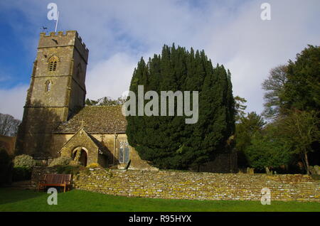 La Chiesa di San Giorgio. Hampnet. La Macmillan modo. A lunga distanza trail. Gloucestershire. Cotswolds. In Inghilterra. Regno Unito Foto Stock