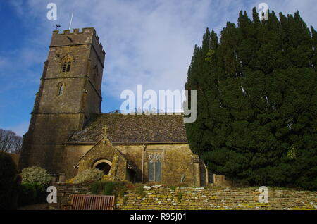 La Chiesa di San Giorgio. Hampnet. La Macmillan modo. A lunga distanza trail. Gloucestershire. Cotswolds. In Inghilterra. Regno Unito Foto Stock