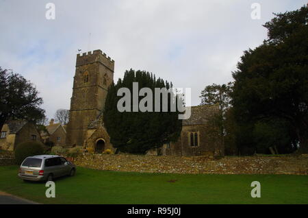 La Chiesa di San Giorgio. Hampnet. La Macmillan modo. A lunga distanza trail. Gloucestershire. Cotswolds. In Inghilterra. Regno Unito Foto Stock