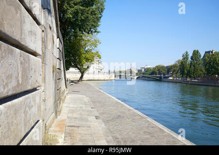 Parigi, Seine river docks, nessuno in una soleggiata giornata estiva Foto Stock