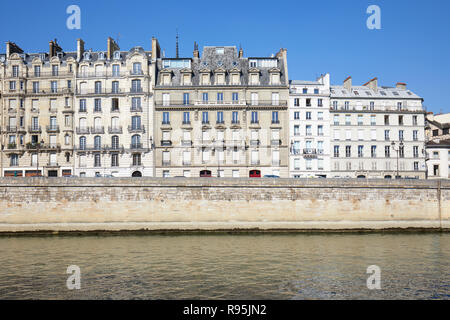 Edifici di Parigi e il fiume in una soleggiata giornata estiva in Francia Foto Stock