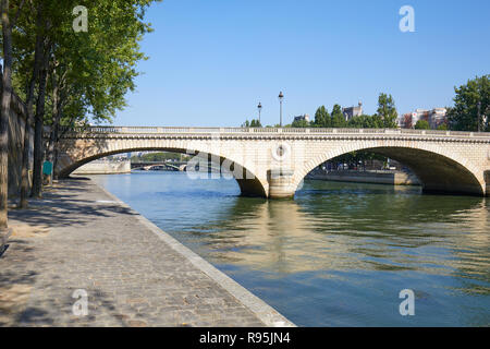 Parigi, vuoto Seine river docks e ponte in una soleggiata giornata estiva in Francia Foto Stock