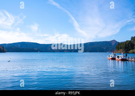 Monte Fuji e lago Ashi con il tempio di Hakone e in barca per visite guidate in autunno Foto Stock