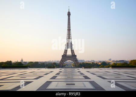 Torre Eiffel, Trocadero vuota, nessuno in una chiara mattina d'estate a Parigi, Francia Foto Stock