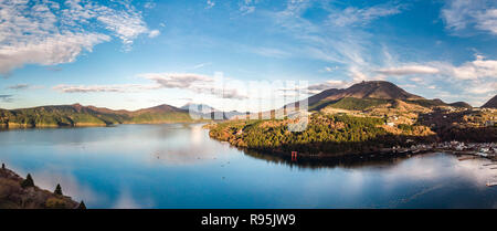 Il monte Fuji e il Lago Ashi.La posizione di ripresa è il Lago Ashi, nella prefettura di Kanagawa Giappone.Vista da fuco.-foto aerea. Foto Stock