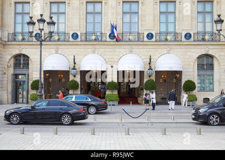 Parigi, Francia - Luglio 07, 2018: Ritz hotel di lusso a Place Vendome a Parigi con la gente in una giornata di sole Foto Stock