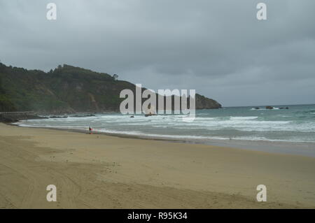 Bellissima foto di El Aguilar Beach in un giorno di pioggia. Luglio 29, 2015. Paesaggi, natura, viaggi. Muros de Nalon, Asturias, Spagna. Foto Stock