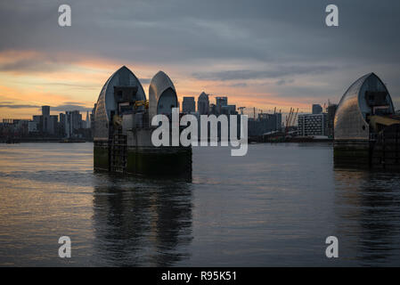 Thames Barrier a Londra al tramonto Foto Stock