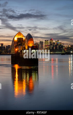 Thames Barrier a Londra al tramonto Foto Stock