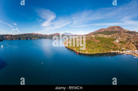 Il monte Fuji e il Lago Ashi.La posizione di ripresa è il Lago Ashi, nella prefettura di Kanagawa Giappone.Vista da fuco.-foto aerea. Foto Stock