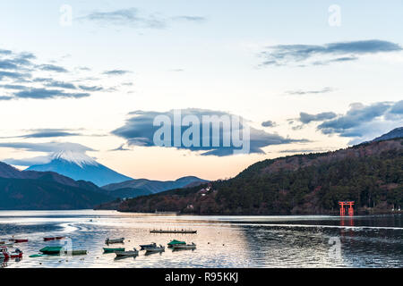 Monte Fuji e lago Ashi con il tempio di Hakone e in barca per visite guidate in autunno Foto Stock