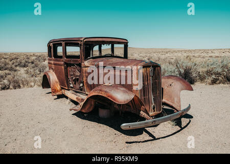 Vecchia auto d'epoca al di fuori del vecchio tracciato 66 nel Parco Nazionale della Foresta Pietrificata in Arizona, Stati Uniti d'America Foto Stock