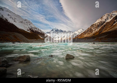 Il Hooker ghiacciaio è uno dei numerosi ghiacciai vicino alle piste di Aoraki/Mount Cook nelle Alpi del Sud della Nuova Zelanda Foto Stock