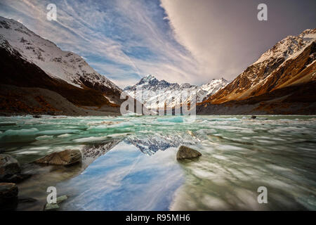 Il Hooker ghiacciaio è uno dei numerosi ghiacciai vicino alle piste di Aoraki/Mount Cook nelle Alpi del Sud della Nuova Zelanda Foto Stock