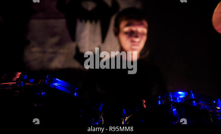 Concerto rock. Un uomo suonando la batteria sul palco. Tamburi close up Foto Stock