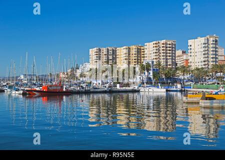 Estepona Costa del Sol, provincia di Malaga, Andalusia, Spagna meridionale. Porto e blocchi di appartamenti. Foto Stock