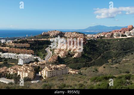 Navigazione La Cala de Mijas, Costa del Sol, provincia di Malaga, Andalusia, Spagna meridionale. Edifici di appartamenti da due a tre chilometri entroterra con viste sul mare. Foto Stock