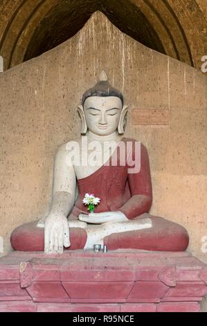 Seduto immagine del Buddha a Dhammayan Gyi, Dhammayangyi tempio, Bagan, MYANMAR Birmania Foto Stock