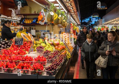 Barcellona, Spagna - 24 Marzo 2018: Il Mercat de Sant Josep de la Boqueria, un grande mercato pubblico nella Ciutat Vella distretto in Barcellona, Spagna. Foto Stock