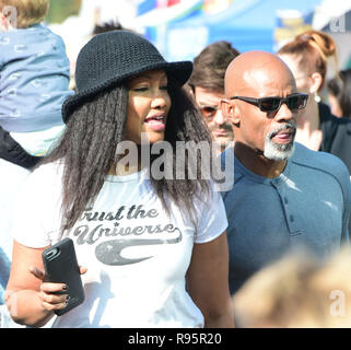 Garcelle Beauvais va al mercato degli agricoltori con un compagno di sesso maschile con: Garcelle Beauvais dove: Los Angeles, California, Stati Uniti quando: 18 Nov 2018 Credit: WENN.com Foto Stock