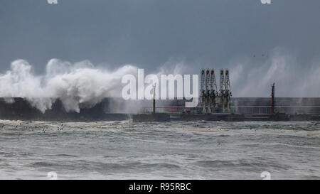 Porto di Leixoes e ingresso termimal delle piccole navi cisterna in un burrascoso a tarda sera, il nord del Portogallo. Foto Stock