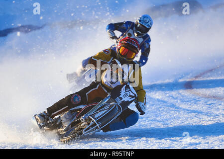 Novosibirsk, Russia - 20 dicembre 2014: motociclisti non identificato durante la semi-finale singole giostre di russo ice speedway campionato. Gli sport r Foto Stock