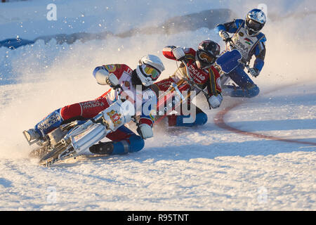 Novosibirsk, Russia - 20 dicembre 2014: motociclisti non identificato durante la semi-finale singole giostre di russo ice speedway campionato. Gli sport r Foto Stock