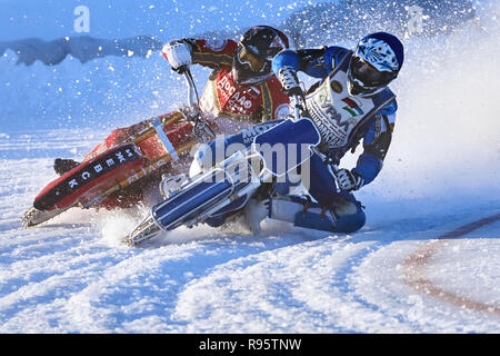 Novosibirsk, Russia - 20 dicembre 2014: motociclisti non identificato durante la semi-finale singole giostre di russo ice speedway campionato. Gli sport r Foto Stock