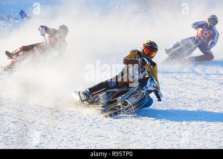 Novosibirsk, Russia - 20 dicembre 2014: motociclisti non identificato durante la semi-finale singole giostre di russo ice speedway campionato. Gli sport r Foto Stock