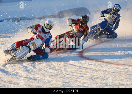 Novosibirsk, Russia - 20 dicembre 2014: motociclisti non identificato durante la semi-finale singole giostre di russo ice speedway campionato. Gli sport r Foto Stock