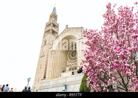 Washington DC, Stati Uniti d'America - Aprile 1, 2018: Basilica del Santuario Nazionale dell Immacolata Concezione chiesa cattolica edificio, persone in piedi, camminando sulla Pasqua Foto Stock