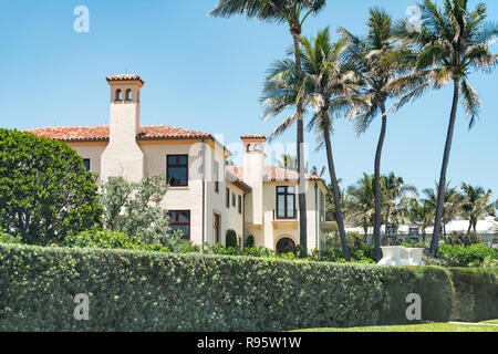 Palm Beach, Stati Uniti d'America - 9 Maggio 2018: Mar-a-lago, residenza presidenziale di Donald Trump J, presidente americano in Florida con resort rosso edificio piastrellato con Foto Stock